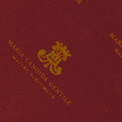 Carta regalo bordeaux con logo dorato